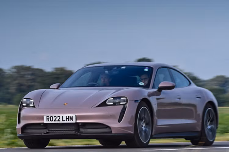 Kết quả cho thấy cả 4 chiếc Porsche Taycan thế hệ mới đều có tốc độ sạc từ 10 – 80% dung lượng pin chỉ trong khoảng thời gian dưới 20 phút. Để so sánh, Porsche Taycan hiện tại có công suất sạc tối đa là 270 kW, tăng từ 10 lên 80% dung lượng pin trong gần 23 phút.