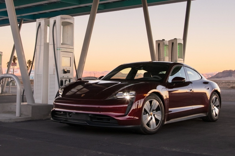 Ngoài ra, Porsche Taycan 2025 còn được cải thiện về tốc độ sạc. Trong buổi thử nghiệm vừa diễn ra, các xe đều được sạc tại các trụ của Electrify America với công suất duy trì liên tục ở mức 300 kW.