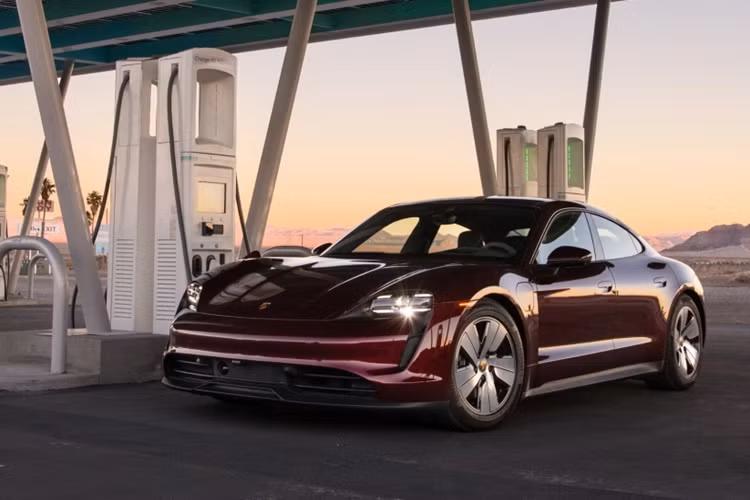 Ngoài ra, Porsche Taycan 2025 còn được cải thiện về tốc độ sạc. Trong buổi thử nghiệm vừa diễn ra, các xe đều được sạc tại các trụ của Electrify America với công suất duy trì liên tục ở mức 300 kW.