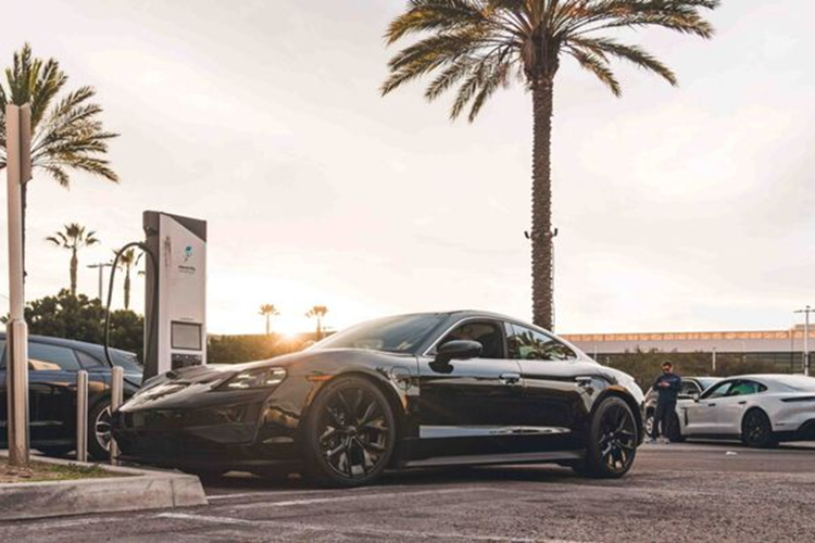 Trong một buổi vận hành thử nghiệm tại California có sự góp mặt của giới truyền thông, Porsche cho biết Taycan 2025 có phạm vi di chuyển lên tới 587 km sau mỗi lần sạc đầy, nhiều hơn 161 km so với phiên bản hiện tại.