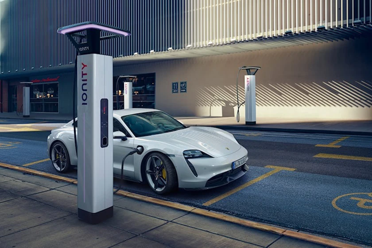 Giek cho biết: “Chúng tôi đang tiếp tục tập trung vào chiến lược “di chuyển nhanh” cho các mẫu xe chạy điện”. Về cơ bản, chiến lược này tập trung vào việc cải thiện tốc độ sạc và tối ưu hóa hệ thống truyền động.