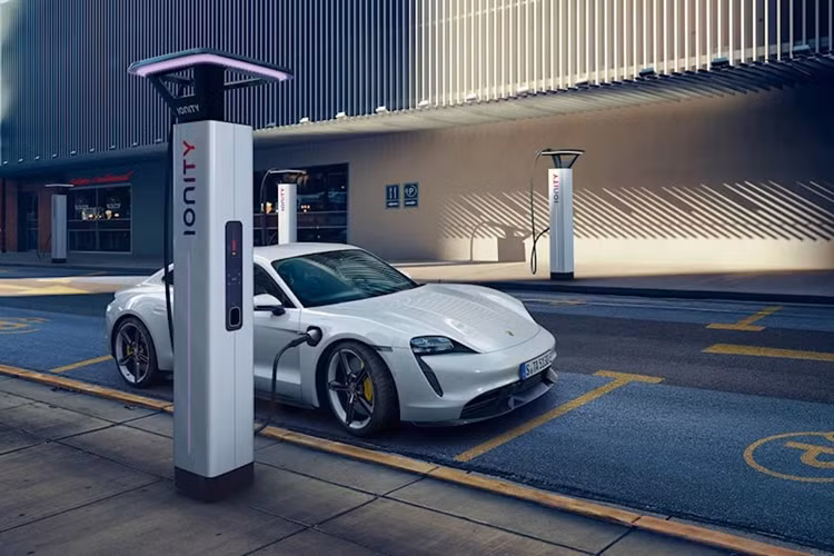 Giek cho biết: “Chúng tôi đang tiếp tục tập trung vào chiến lược “di chuyển nhanh” cho các mẫu xe chạy điện”. Về cơ bản, chiến lược này tập trung vào việc cải thiện tốc độ sạc và tối ưu hóa hệ thống truyền động.