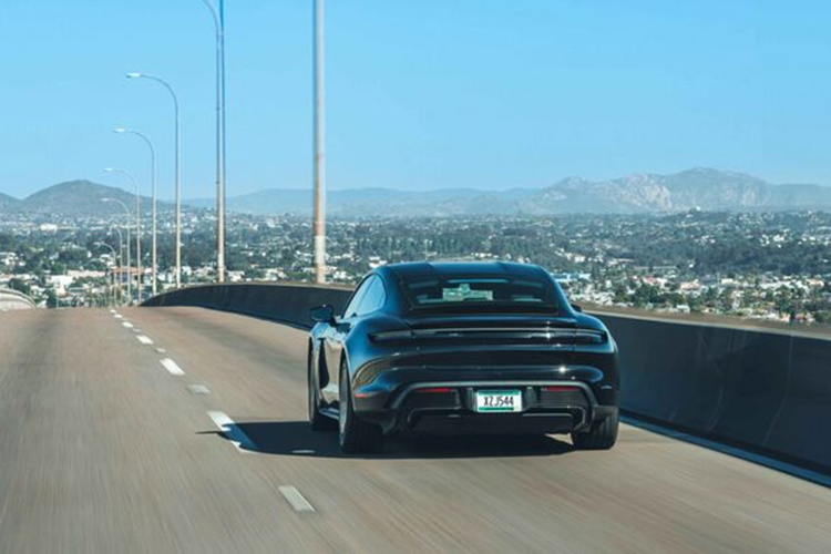 Trong đó, Taycan Cross Turismo 4 (được trang bị lốp 21 inch) đạt quãng đường tối đa 512 km, Taycan Turbo (với lốp 21 inch) đã đi được 345 dặm (555 km) và Taycan 4s (với lốp 20 inch) đã chạy được 552 km. Điều đáng ngạc nhiên là Taycan bản tiêu chuẩn với một động cơ điện và lốp 19 inch lại là chiếc xe có tầm vận hành xa nhất, lên đến 587 km.