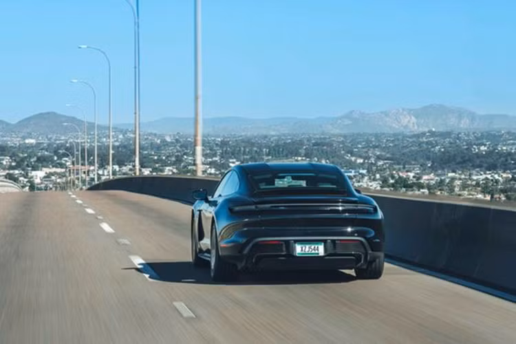 Trong đó, Taycan Cross Turismo 4 (được trang bị lốp 21 inch) đạt quãng đường tối đa 512 km, Taycan Turbo (với lốp 21 inch) đã đi được 345 dặm (555 km) và Taycan 4s (với lốp 20 inch) đã chạy được 552 km. Điều đáng ngạc nhiên là Taycan bản tiêu chuẩn với một động cơ điện và lốp 19 inch lại là chiếc xe có tầm vận hành xa nhất, lên đến 587 km.