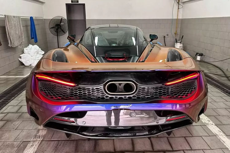 Nhờ đó, McLaren 750S Coupe có thể tăng tốc từ vị trí xuất phát lên 100 km/h trong thời gian chỉ 2,8 giây, thêm 4,4 giây nữa để đạt tốc độ 200 km/h trong 7,2 giây và 0-299 km/h trong 19,8 giây, trước khi đạt tốc độ tối đa 332 km/h.