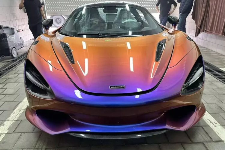Ngay sau đó, anh rất thích thú và quyết định chọn bộ áo tắc kè Cerberus Pearl, do bộ phận cá nhân hóa McLaren Special Operations (MSO), của hãng siêu xe McLaren thực hiện, để khoác lên ngoại thất chiếc siêu xe đầu đời cho mình, mẫu xe McLaren 750S.