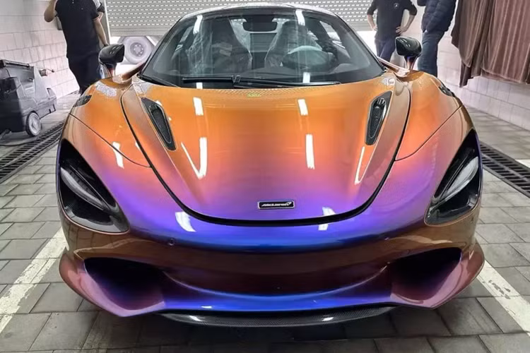Ngay sau đó, anh rất thích thú và quyết định chọn bộ áo tắc kè Cerberus Pearl, do bộ phận cá nhân hóa McLaren Special Operations (MSO), của hãng siêu xe McLaren thực hiện, để khoác lên ngoại thất chiếc siêu xe đầu đời cho mình, mẫu xe McLaren 750S.