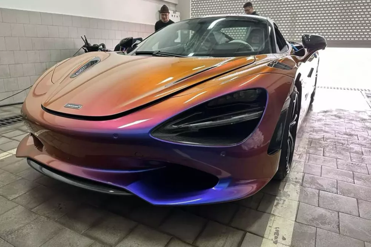 Tùy chọn đắt đỏ tiếp theo chính là biển số 51K-599.99, anh đã đấu giá và trúng với số tiền gần 1,6 tỷ đồng, quá chịu chơi rồi. Tiếp đến là bộ mâm Vortex 5 chấu kép khí động học rất đẹp mắt, được hoàn thiện với bề mặt màu đen bóng kết hợp phay kim cương.