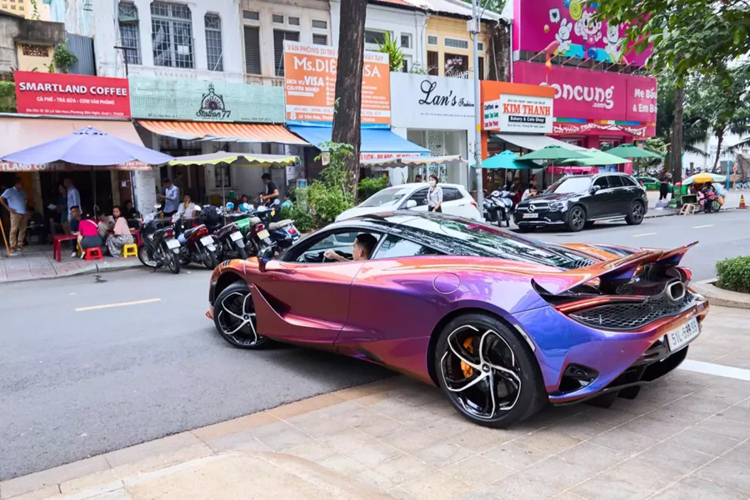 Không phải 1,2 tỷ đồng như đồn đoán, chiếc siêu xe McLaren 750S của vị đại gia tiền số tốn đến 2,5 tỷ đồng cho màu sơn Cerberus Pearl, anh cũng bật mí ý tưởng khoác bộ áo cho siêu xe này, khi nhìn thấy 1 chiếc siêu xe giới hạn McLaren 765LT của 1 Việt kiều sinh sống ở Mỹ.