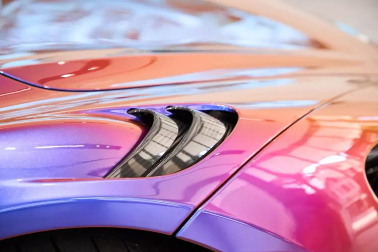 So với McLaren 720S, tân binh 750S cũng được trang bị động cơ xăng V8, tăng áp kép, dung tích 4.0 lít, nhưng lại mạnh hơn 4%, cụ thể trái tim trên xe McLaren 750S sẽ sản sinh công suất tối đa 740 mã lực, thay vì 710 mã lực, tại tua máy 7.500 vòng/phút và mô-men xoắn cực đại 800 Nm.