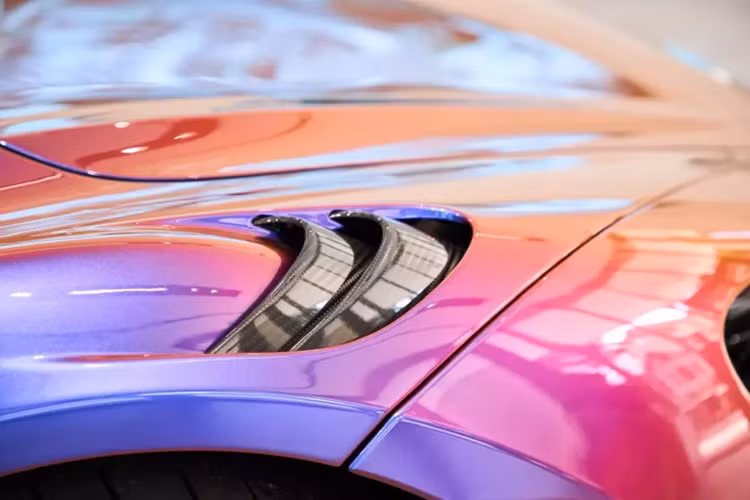 So với McLaren 720S, tân binh 750S cũng được trang bị động cơ xăng V8, tăng áp kép, dung tích 4.0 lít, nhưng lại mạnh hơn 4%, cụ thể trái tim trên xe McLaren 750S sẽ sản sinh công suất tối đa 740 mã lực, thay vì 710 mã lực, tại tua máy 7.500 vòng/phút và mô-men xoắn cực đại 800 Nm.