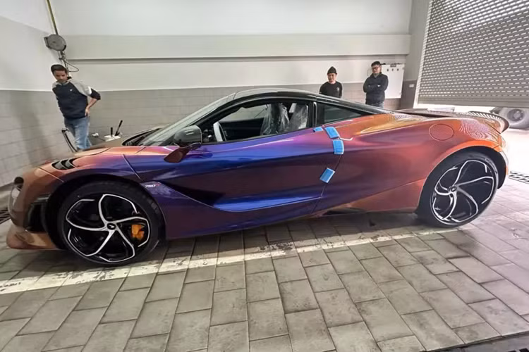 Mức giá của 2 tùy chọn trên tại thị trường nước ngoài lần lượt là 5.800 USD và 2.500 USD. Cuối cùng là hàng loạt chi tiết ở ngoại thất và nội thất bằng carbon, có thể kể đến như nguyên khối bậc cửa, cánh gió trước, khuếch tán sau, nẹp sườn, mang cá trên vòm bánh xe trước, vỏ gương hay ốp hốc gió của đèn pha...