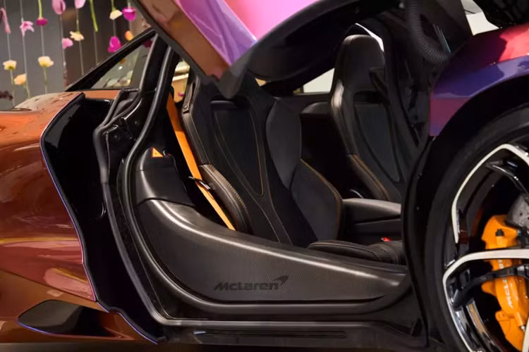 Như vậy, với giá bán khởi điểm 19,9 tỷ đồng của chiếc siêu xe McLaren 750S phiên bản Coupe, cộng thêm tùy chọn và chi phí đăng ký biển số, xe có giá lăn bánh trên 30 tỷ đồng. Ngoài chiếc siêu xe McLaren 750S, chủ xe còn có 1 chiếc Porsche Panamera.