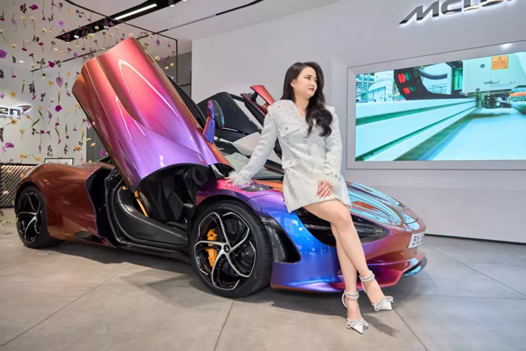 Cụ thể, người mua chiếc siêu xe McLaren 750S này là một đại gia chơi tiền số, và anh mất gần 1 năm, từ lúc ký hợp đồng đặt mua xe, đến khi xe về nước, đăng kiểm khí thải, và lắp biển số cũng như đăng kiểm để lăn bánh trên đường.