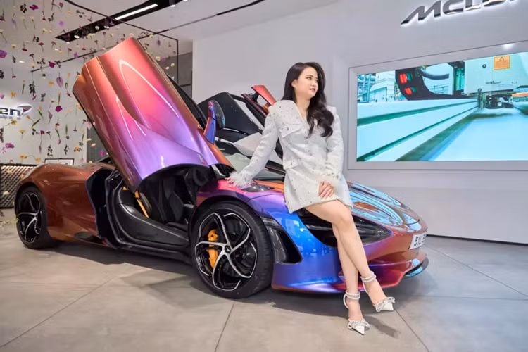 Cụ thể, người mua chiếc siêu xe McLaren 750S này là một đại gia chơi tiền số, và anh mất gần 1 năm, từ lúc ký hợp đồng đặt mua xe, đến khi xe về nước, đăng kiểm khí thải, và lắp biển số cũng như đăng kiểm để lăn bánh trên đường.