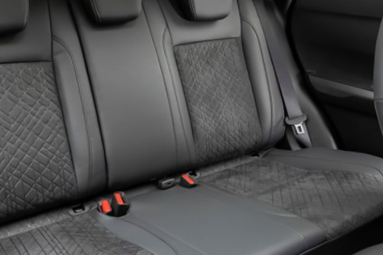 Nằm bên dưới nắp ca-pô của Suzuki Vitara 2024 ở thị trường châu Âu là 2 tùy chọn động cơ như cũ. Đầu tiên là động cơ mild hybrid, kết hợp giữa máy xăng 4 xi-lanh, tăng áp, dung tích 1.4L, tạo ra công suất tối đa 127 mã lực, với hệ thống điện 48V, bổ sung 14 mã lực.