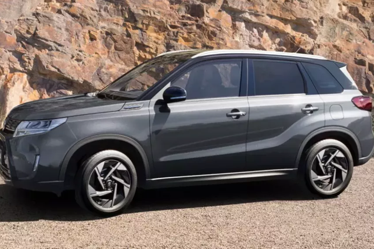 Thay vào đó là 2 nẹp mạ crôm mỏng mới được đặt nằm ngang, nối liền với logo của hãng Suzuki và ăn sâu vào bên trong cụm đèn pha. Cụm đèn pha của Suzuki Vitara 2024 cũng đã được làm mới nên trông hiện đại hơn trước. Bên cạnh đó là cản trước mới, tích hợp 2 dải đèn LED định vị ban ngày nằm dọc như phiên bản cũ trong khi đèn sương mù bị loại bỏ.