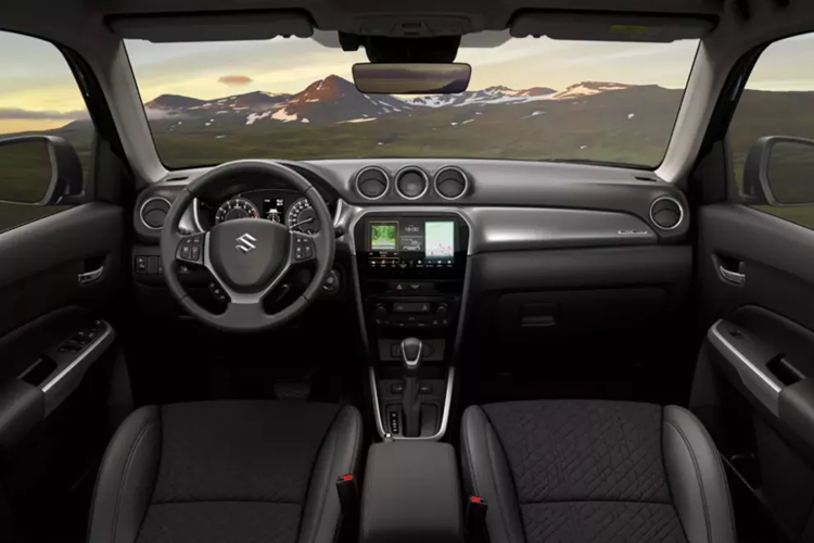 Ngoài ra, hãng Suzuki còn bổ sung 2 màu sơn mới cho xe là xám Titan Dark Gray Pearl Metallic và xanh dương Sphere Blue Pearl phối nóc đen Cosmic Black Pearl Metallic. Đáng tiếc là nội thất của mẫu SUV cỡ B này không thay đổi nhiều so với trước nên trông khá lạc hậu.