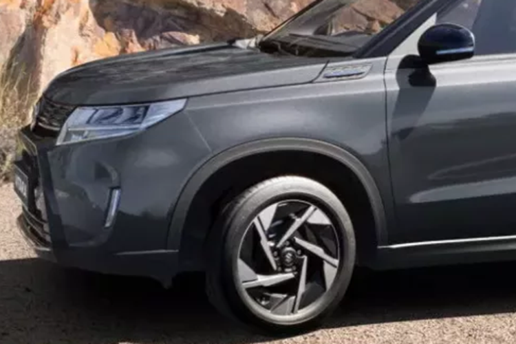 Hãng Suzuki chỉ trang bị thêm màn hình cảm ứng trung tâm 9 inch, hỗ trợ USB, kết nối Bluetooth, Wifi và Apple CarPlay/Android Auto, cho xe. Bên cạnh đó là ứng dụng mới trên điện thoại thông minh, cho phép người lái chỉnh một số tính năng của xe từ xa.