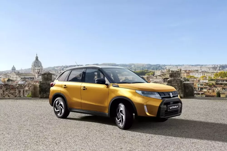 Suzuki Vitara thế hệ thứ 4 đã có mặt trên thị trường từ năm 2014. Để giữ khả năng cạnh tranh của mẫu xe này trong phân khúc SUV cỡ B tại thị trường châu Âu, hãng đã tung ra Suzuki Vitara 2024 mới. Đây là lần nâng cấp giữa vòng đời thứ 2 của xe, sau phiên bản 2018.