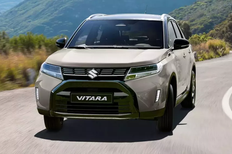 Ở phiên bản mới, mẫu xe SUV Suzuki Vitara đã được nâng cấp nhẹ cả về thiết kế lẫn trang bị. Trong khi đó, động cơ của xe không có gì thay đổi. Đầu tiên phải kể đến thiết kế của mẫu xe này. Theo đó, Suzuki Vitara 2024 được bổ sung lưới tản nhiệt mới với sự biến mất của những nan mạ crôm nằm dọc bên trong.