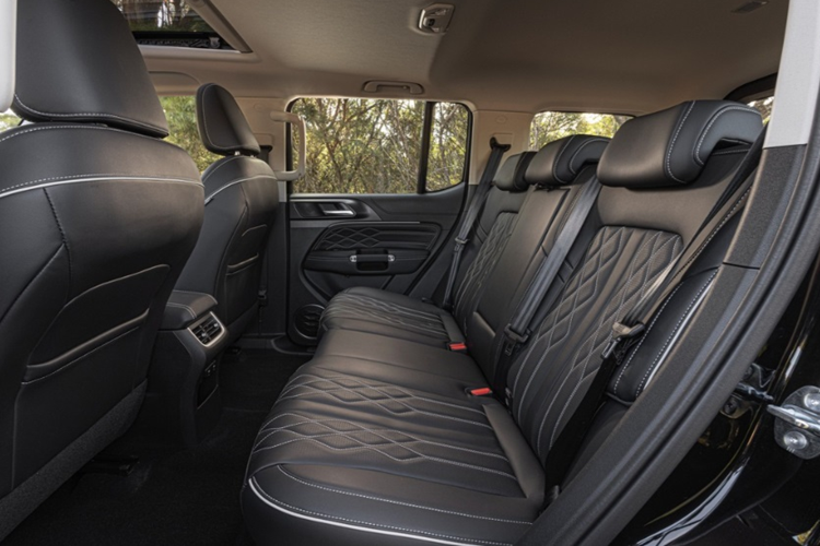 Thứ nhất là hệ truyền động hybrid với máy xăng tăng áp 2.0L đi kèm mô tơ điện, cho công suất tổng cộng 304 mã lực và mô-men xoắn cực đại 640 Nm. Sức mạnh được truyền tới bánh thông qua hộp số tự động 9 cấp. Thứ hai là động cơ xăng 2.0L tăng áp cho công suất 217 mã lực và mô-men xoắn 380 Nm. Bản này dùng hộp số 8 cấp.