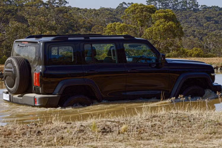 Theo thông tin từ tư vấn bán hàng, Tank 300 tại Việt Nam sẽ sở hữu nhiều tính năng hỗ trợ lái nổi trội như: 6 túi khí, camera toàn cảnh, hỗ trợ đỗ xe thông minh, hỗ trợ lùi tự động, ga tự động thông minh, hỗ trợ vào cua thông minh, phanh khẩn cấp trước sau, cảnh báo va chạm, cảnh báo chệch làn đường, hỗ trợ giữ làn đường, cảnh báo áp suất lốp…