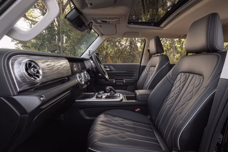 Về nội thất, khoang cabin của Tank 300 được cho là khá giống với Mercedes-AMG G 63. Xe được trang bị màn hình trung tâm và màn hình đồng hồ lái có cùng kích thước là 12,3 inch. Hệ thống âm thanh gồm 8 loa Infinity kết hợp 1 loa siêu trầm.