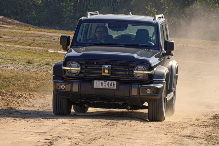 Mẫu xe SUV GWM Tank 300 2024 sở hữu chiều dài x rộng x cao lần lượt là 4.760 x 1.930 x 1.903 mm, đi kèm chiều dài cơ sở 2.750 mm. Kích thước này có phần tương đương với Hyundai Santa Fe hay Kia Sorento. Là SUV địa hình nên mẫu xe này có khoảng sáng gầm lên tới 225 mm và khả năng lội nước tối đa 700 mm.