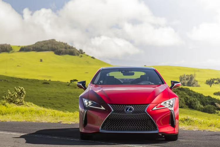 Năm nay, các phụ kiện mới trên mẫu xe sang Lexus LC 2025, gồm bộ mâm 21 inch, viền chrome tối màu và bộ sưởi cổ cho người lái đối với bản mui trần. Phiên bản Coupe sẽ có phần mui bằng carbon và bản mui trần là mui mềm màu xanh hoặc đỏ.