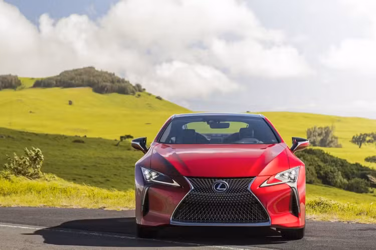 Năm nay, các phụ kiện mới trên mẫu xe sang Lexus LC 2025, gồm bộ mâm 21 inch, viền chrome tối màu và bộ sưởi cổ cho người lái đối với bản mui trần. Phiên bản Coupe sẽ có phần mui bằng carbon và bản mui trần là mui mềm màu xanh hoặc đỏ.