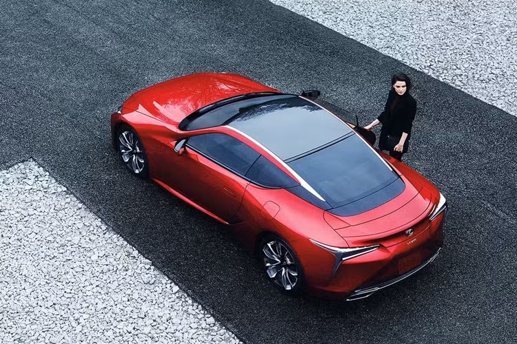  Lexus LC 500 và hybrid LC 500h 2025 sẽ trang bị một số thanh giằng mới, hứa hẹn cải thiện trải nghiệm lái tổng thể; điều này tạo nên sự mới mẻ của mẫu xe này. Lexus lần đầu tiên ra mắt LC tại Triển lãm Ô tô Quốc tế Bắc Mỹ vào năm 2016.