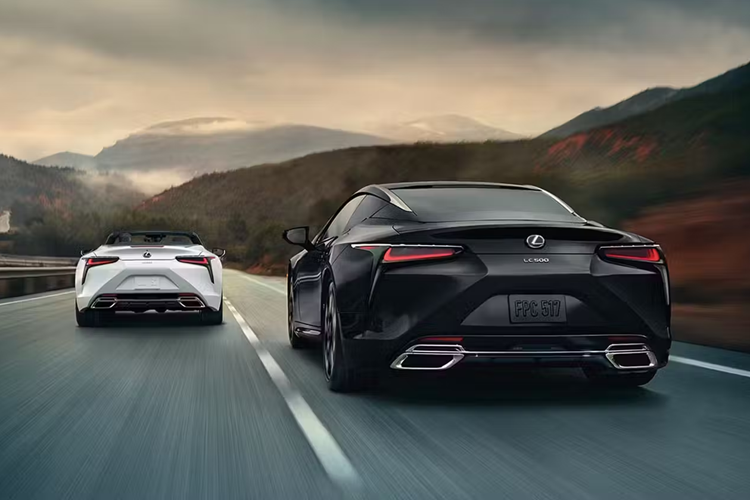 Lexus đã giới thiệu tông màu Iridium vào danh sách 9 màu sắc hiện tại. Tông màu bạc này pha trộn sắc xanh và cũng được áp dụng trên các mẫu Lexus khác như IS và RX. Các màu Ultrasonic Blue Mica 2.0, Copper Crest, Caviar, Cloudburst Gray, Ultra White, Infrared1, Flare Yellow và Nori Green Pearl vẫn nằm trong danh sách tùy chọn.