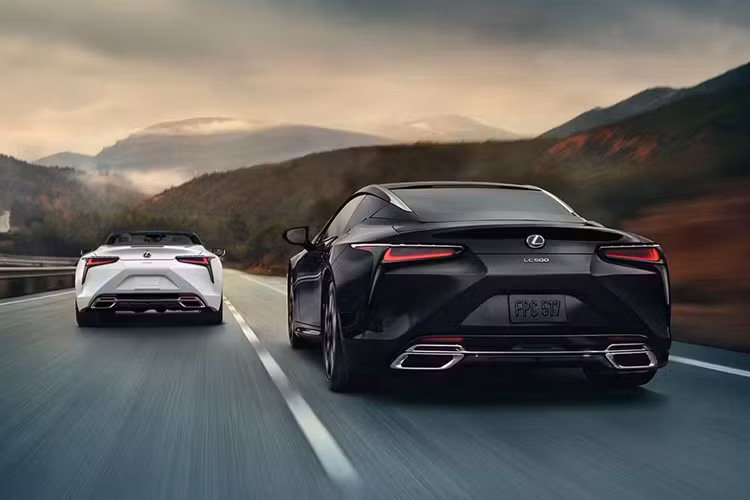 Lexus đã giới thiệu tông màu Iridium vào danh sách 9 màu sắc hiện tại. Tông màu bạc này pha trộn sắc xanh và cũng được áp dụng trên các mẫu Lexus khác như IS và RX. Các màu Ultrasonic Blue Mica 2.0, Copper Crest, Caviar, Cloudburst Gray, Ultra White, Infrared1, Flare Yellow và Nori Green Pearl vẫn nằm trong danh sách tùy chọn.