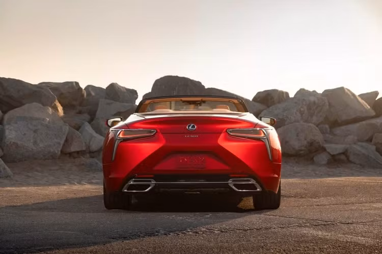 Tất nhiên, LC 500h cũng không có sự thay đổi về sức mạnh, vẫn là khối động cơ hybrid 3.5L V6, công suất 354 mã lực và mô-men xoắn 501 Nm, kết hợp hộp số CVT; khả năng tăng tốc 0-100 km/h trong 4,4 giây.