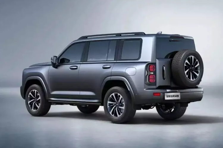 Giá của ba phiên bản còn lại sẽ lần lượt là 4.599.000 rúp (54.000 USD), 4.899.000 rúp (57.500 USD) và 5.299.000 rúp (62.200 USD). Thiết kế của Haval H9 mới mang phong cách cổ điển và vuông vắn, cứng cáp và đậm chất cổ điển.