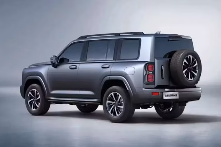 Giá của ba phiên bản còn lại sẽ lần lượt là 4.599.000 rúp (54.000 USD), 4.899.000 rúp (57.500 USD) và 5.299.000 rúp (62.200 USD). Thiết kế của Haval H9 mới mang phong cách cổ điển và vuông vắn, cứng cáp và đậm chất cổ điển.