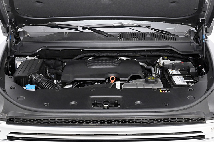 Về nội thất, xe mới có phong cách thiết kế mới, vô lăng ba chấu đa chức năng, màn hình điều khiển trung tâm dạng nổi 14,6 inch khiến chiếc xe này trông rất trẻ trung. Đồng thời, xe mới được trang bị cần số điện tử kiểu mới, giúp cải thiện đáng kể kết cấu tổng thể của xe mới.