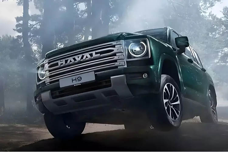 Bên hông thân xe, đường gân thân xe chạy dọc toàn bộ thân xe, các đường nét lõm và lồi thể hiện cảm giác khỏe khoắn đặc trưng của dòng xe địa hình hầm hố. Thiết kế vòm bánh xe lớn kiểu chiến trường phản ánh hình dáng cứng cáp của thân xe, làm nổi bật đặc điểm của một chiếc xe địa hình cứng cáp.