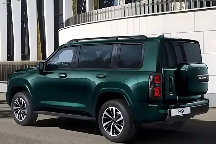 Ở phía sau, chiếc xe Haval H9 thế hệ mới trông giống như một chiếc xe địa hình cốt lõi tiêu chuẩn, với lốp dự phòng bên ngoài và đèn hậu phân bố dọc không thiếu. Tất nhiên, cửa cốp cũng tiếp tục thiết kế mở sang một bên.