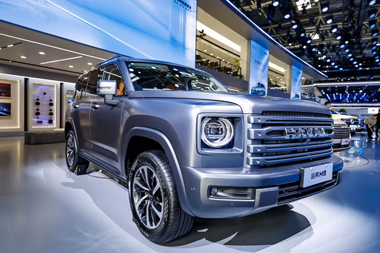 Chưa hết, cửa gió điều hòa trung tâm của xe SUV địa hình Haval H9 thế hệ mới được bố trí phía dưới màn hình điều khiển trung tâm, kết hợp với các nút bấm vật lý chức năng ở khu vực cần số, cảm giác tổng thể chắc chắn hơn.