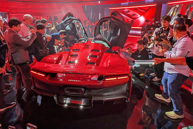 Đang sở hữu bộ sưu tập siêu xe rất đáng ngưỡng mộ, vì thế, việc đại gia Hoàng Kim Khánh xem mắt Ferrari F80 - một sự kiện rất đặc biệt đang diễn ra ở Thái Lan đã nhận được rất nhiều sự quan tâm của giới mê xe.