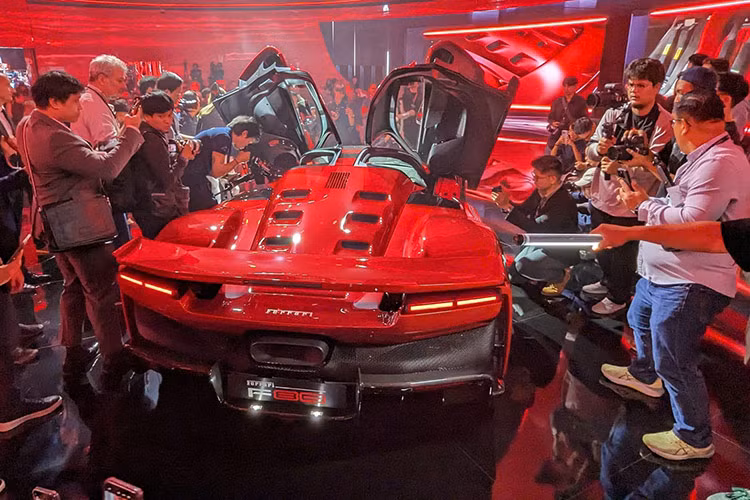 Đang sở hữu bộ sưu tập siêu xe rất đáng ngưỡng mộ, vì thế, việc đại gia Hoàng Kim Khánh xem mắt Ferrari F80 - một sự kiện rất đặc biệt đang diễn ra ở Thái Lan đã nhận được rất nhiều sự quan tâm của giới mê xe.