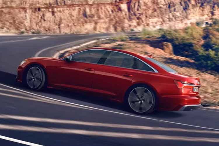 Về trang bị an toàn, A6 2025 sở hữu một số tính năng hỗ trợ lái như: ga tự động, giới hạn tốc độ, cảm biến xung quanh, cảnh báo lệch làn đường, cảnh báo áp suất lốp và camera 360 độ.