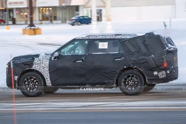 Palisade mới sẽ chuyển sang khung gầm mới với chiều dài cơ sở dài hơn mẫu xe hiện tại, điều này sẽ giúp cải thiện không gian nội thất của xe. Xe sẽ có các tùy chọn động cơ mới như 2.5L hybrid hay V6 3.5L tăng áp sẽ đi cùng nâng cấp này. Dự kiến, mẫu xe SUV Hyundai Palisade thế hệ mới sẽ ra mắt trong năm 2025.