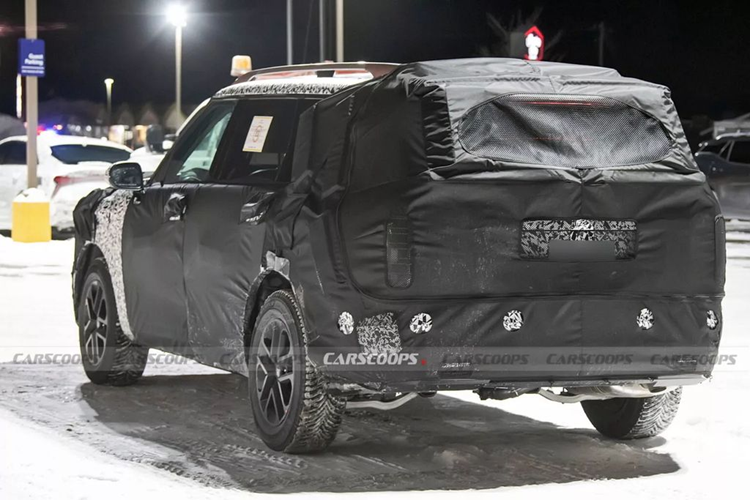 Tiếp đến là đèn ban ngày và đèn pha được làm mới trong khi tản nhiệt giữ nguyên kích thước lớn. Cột A, trần và khung cửa sổ bên, nhìn gần giống SantaFe 2024 với đặc điểm là những đường thẳng và các góc nhọn.