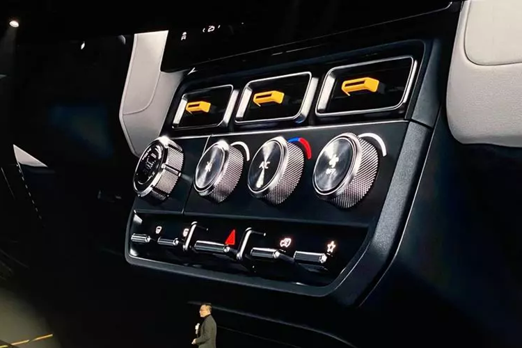 Hãy cùng nhìn Chery iCAR V23, chiếc xe này vẫn được chế tạo theo ý tưởng thiết kế “hộp vuông” phổ biến, đồng thời kết hợp các yếu tố thiết kế rất tiên phong vào nhiều chi tiết, tạo nên tổng thể cổ điển nhưng cũng đầy thời thượng.