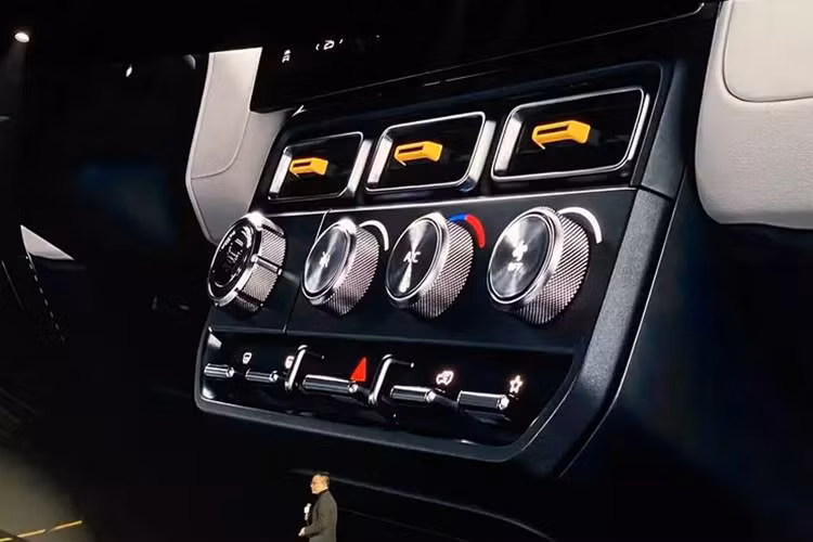 Hãy cùng nhìn Chery iCAR V23, chiếc xe này vẫn được chế tạo theo ý tưởng thiết kế “hộp vuông” phổ biến, đồng thời kết hợp các yếu tố thiết kế rất tiên phong vào nhiều chi tiết, tạo nên tổng thể cổ điển nhưng cũng đầy thời thượng.