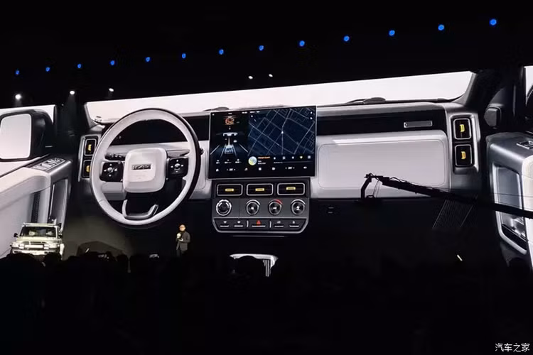 Về kích thước thân xe, chiều dài, chiều rộng và chiều cao của Chery iCAR V23 lần lượt sẽ là 4.220 x 1.915 x 1.845 mm, chiều dài cơ sở 2.730 mm, góc tiếp cận 42/43°, góc thoát 40/41° và tối thiểu khoảng sáng gầm xe là 206/212 mm (phiên bản dẫn động hai bánh trước, phiên bản dẫn động bốn bánh sau) và cung cấp bánh xe 19 inch và 21 inch tương ứng.