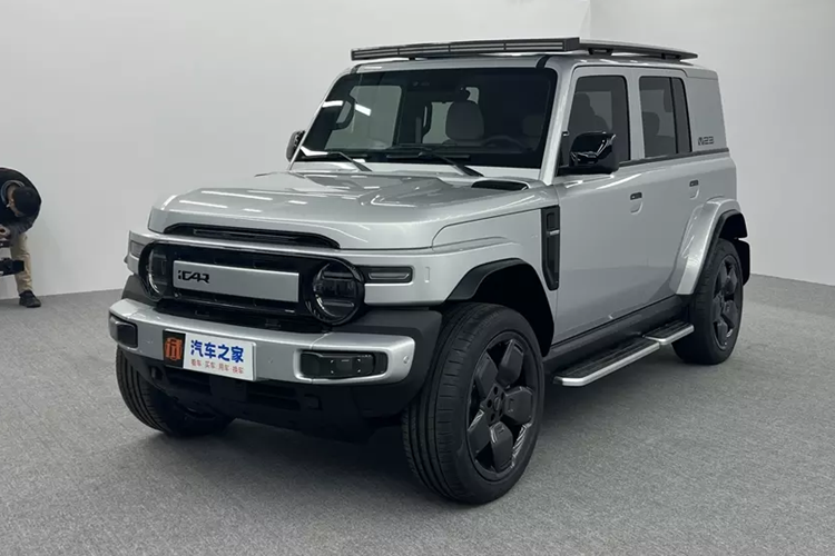 Ngoài ra, hình ảnh xem trước của một mẫu xe mới cũng được hé lộ tại hiện trường, có vẻ như chiếc xe vẫn được định vị là một chiếc SUV địa hình hạng nặng, mặt trước sẽ sử dụng thiết kế đèn vuông vức, dự kiến sẽ ra mắt chính thức trong vòng 12 tháng tới.